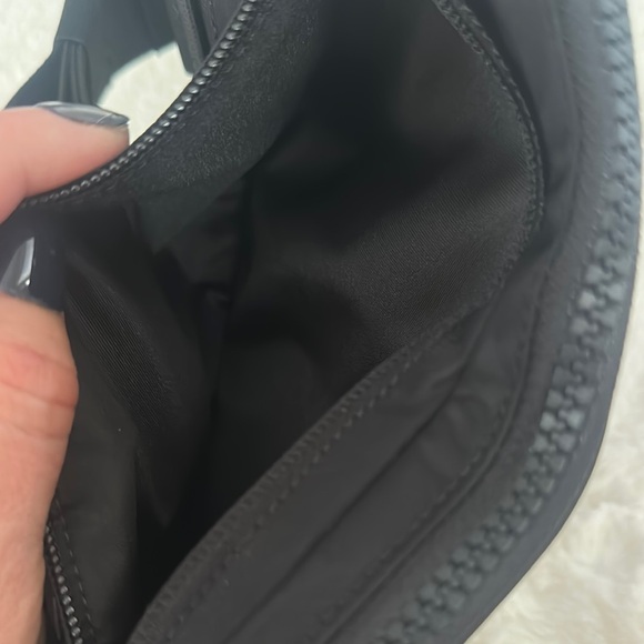 Lululemon Everywhere Belt Bag Large, Black, 2 Liter - Picture 6 of 10